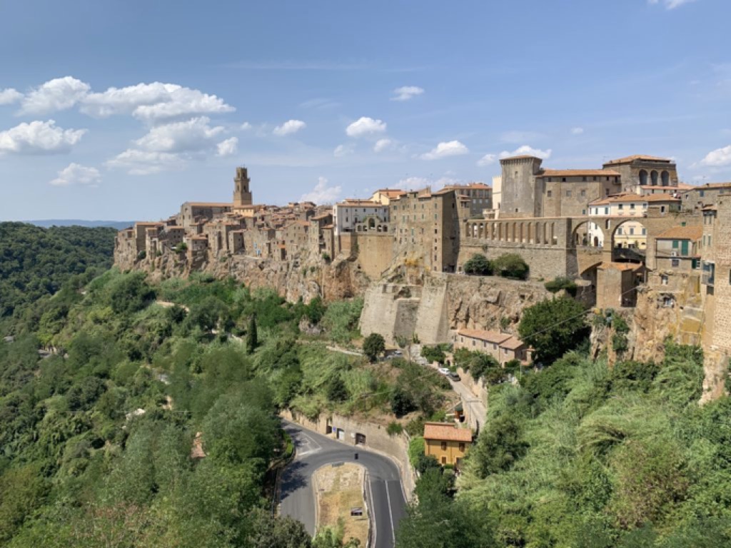 La splendida veduta di Pitigliano, una delle tappe del viaggio on the road in Toscana