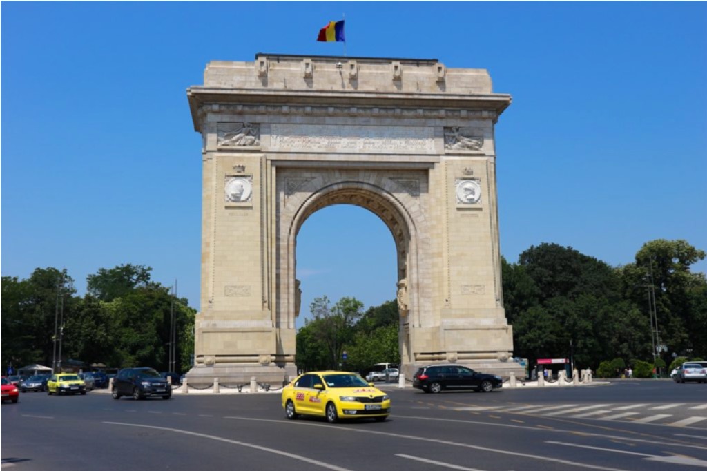 Arco di trionfo al centro di una rotonda a Bucarest