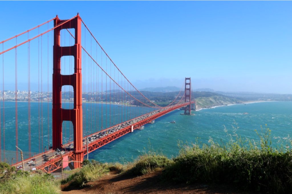 Inquadratura del Golden Gate dall'alto, con mare mosso e cielo limpido