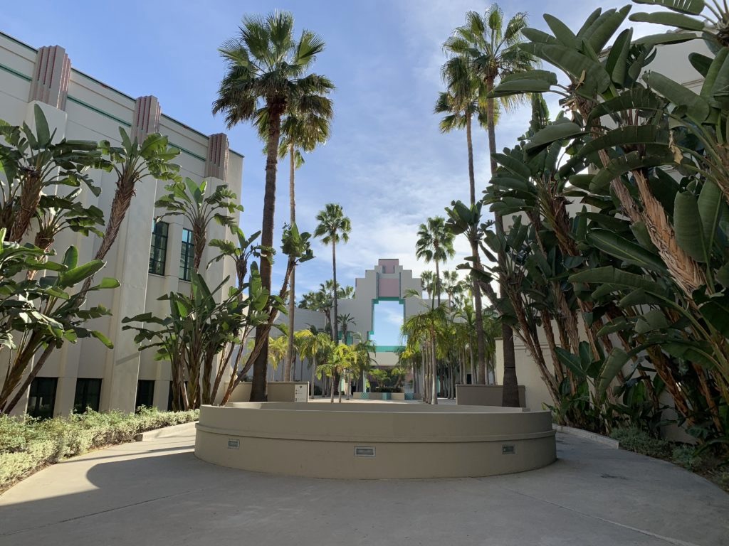 Cortile circondato fa palme nella zona del Municipio di Beverly Hills