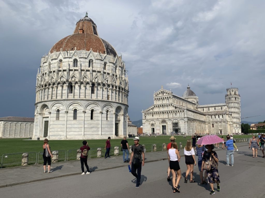 Edifici della piazza dei Miracoli di Pisa, con turisti