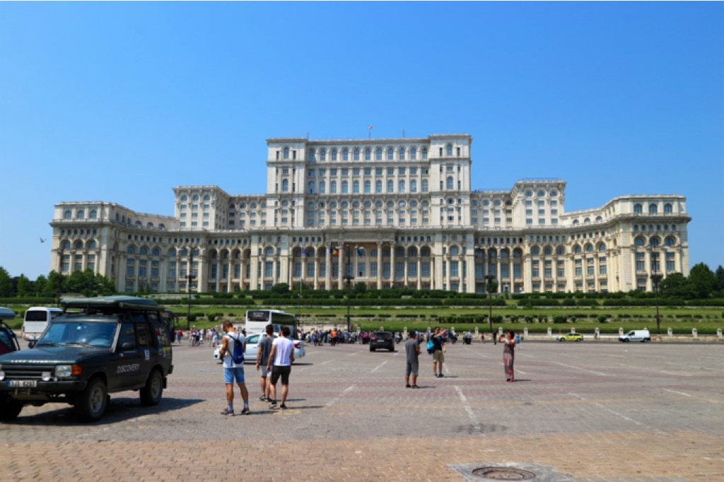 Imponente facciata del parlamento di Bucarest in una calda giornata estiva