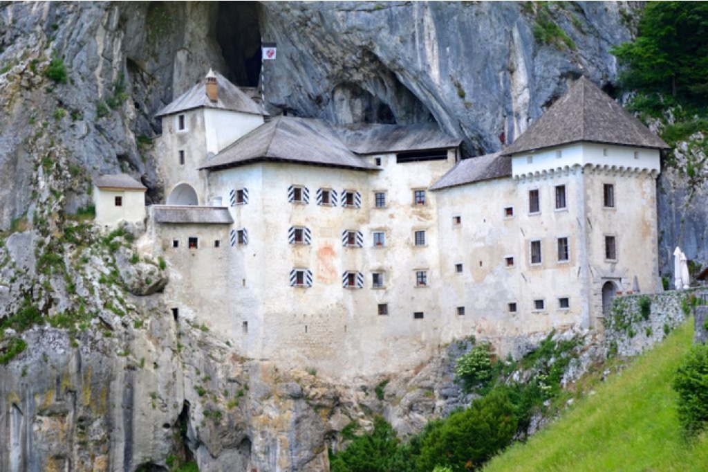 Castello incastonato nella roccia