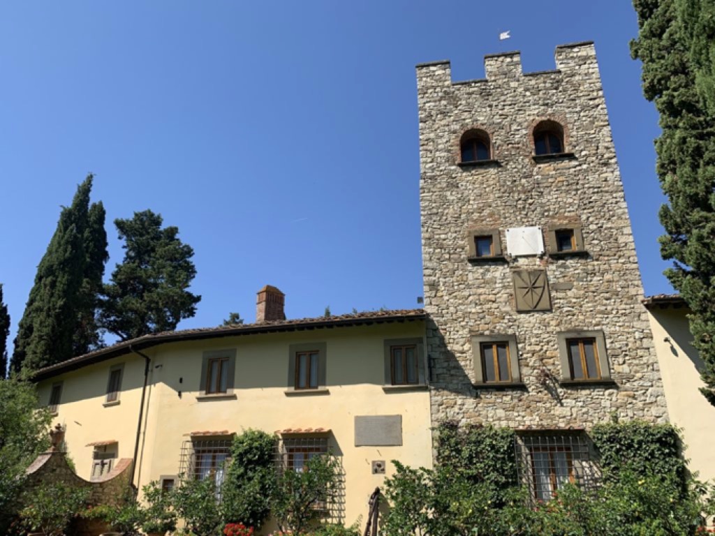 Edificio con torre e alberi intorno (Castello di Verrazzano)