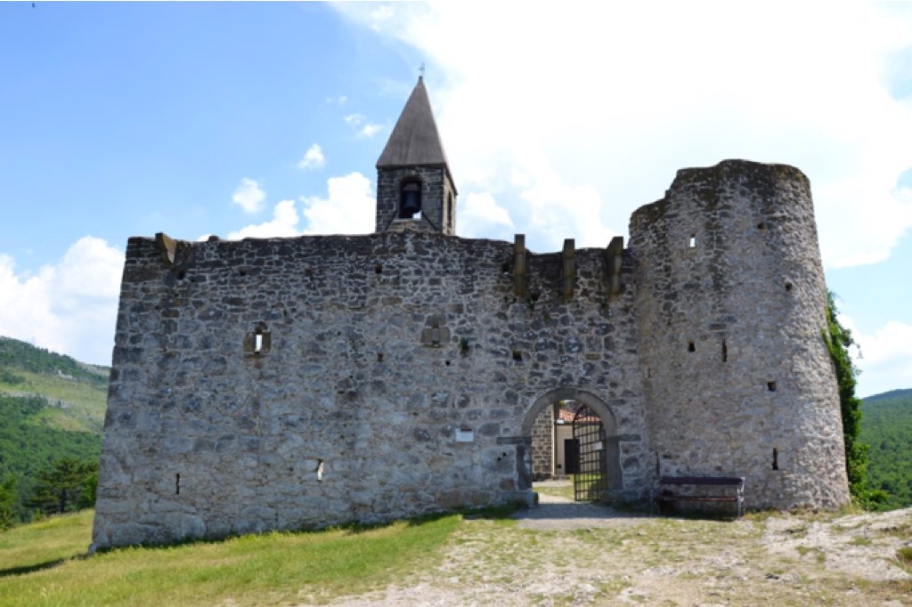 Chiesa diroccata nella campagna Slovena