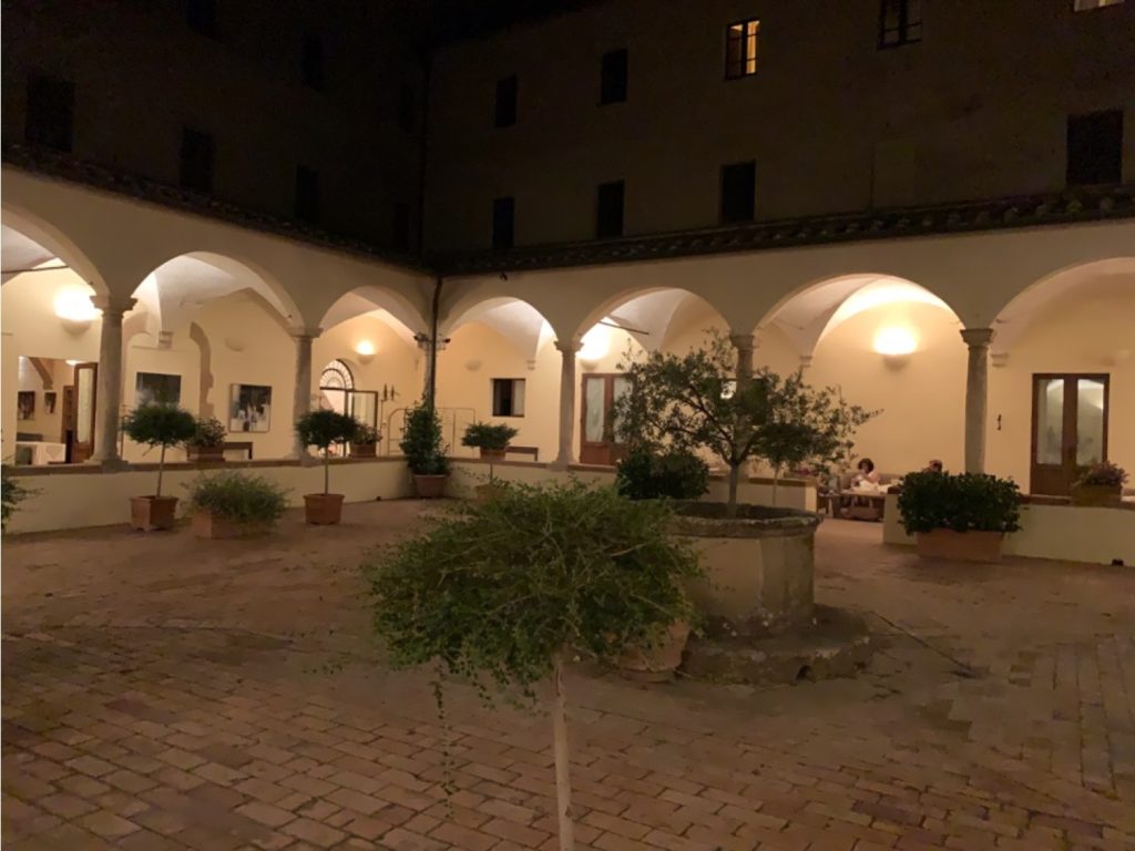 Chiostro di un ex monastero ora divenuto albergo, di notte con le volte illuminate