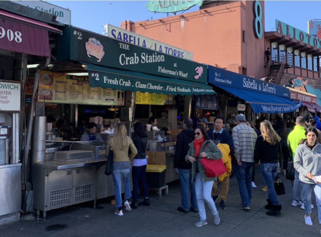 Stazioni di cibo da strada sul molo