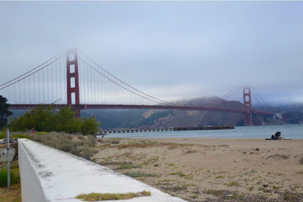 Golden Gate nella nebbia visto dalla spiaggia