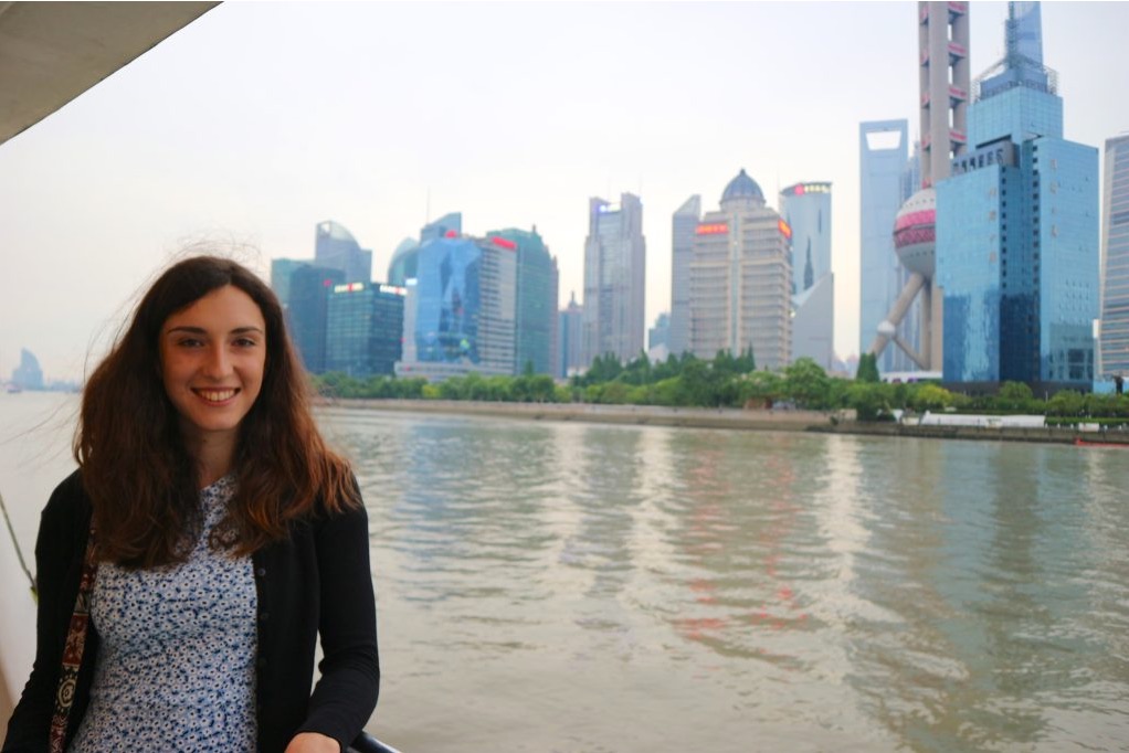 Ragazza sulla crociera sul fiume Huangpu, con sfondo i grattacieli di Shanghai