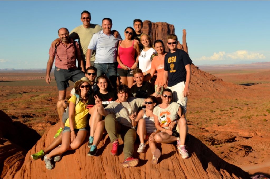 Gruppo di persone su una roccia nella Monument Valley