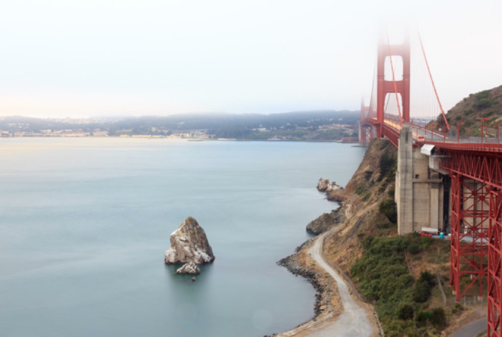 Il Golden Gate a lato del mare