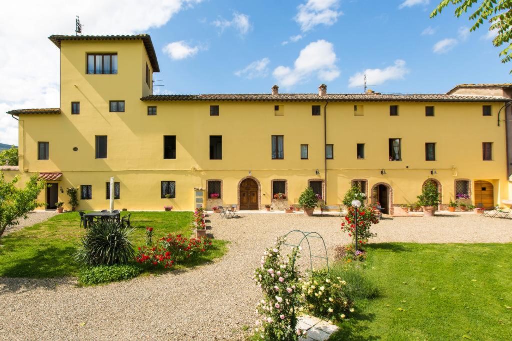 Edificio giallo con cortile