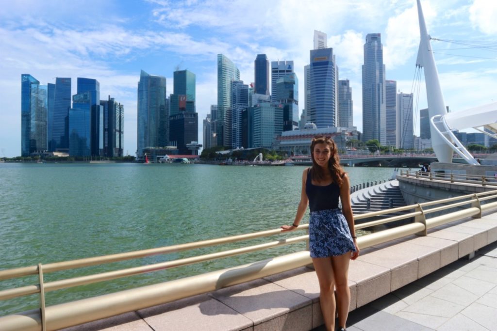 Ragazza davanti allo skyline di Singapore