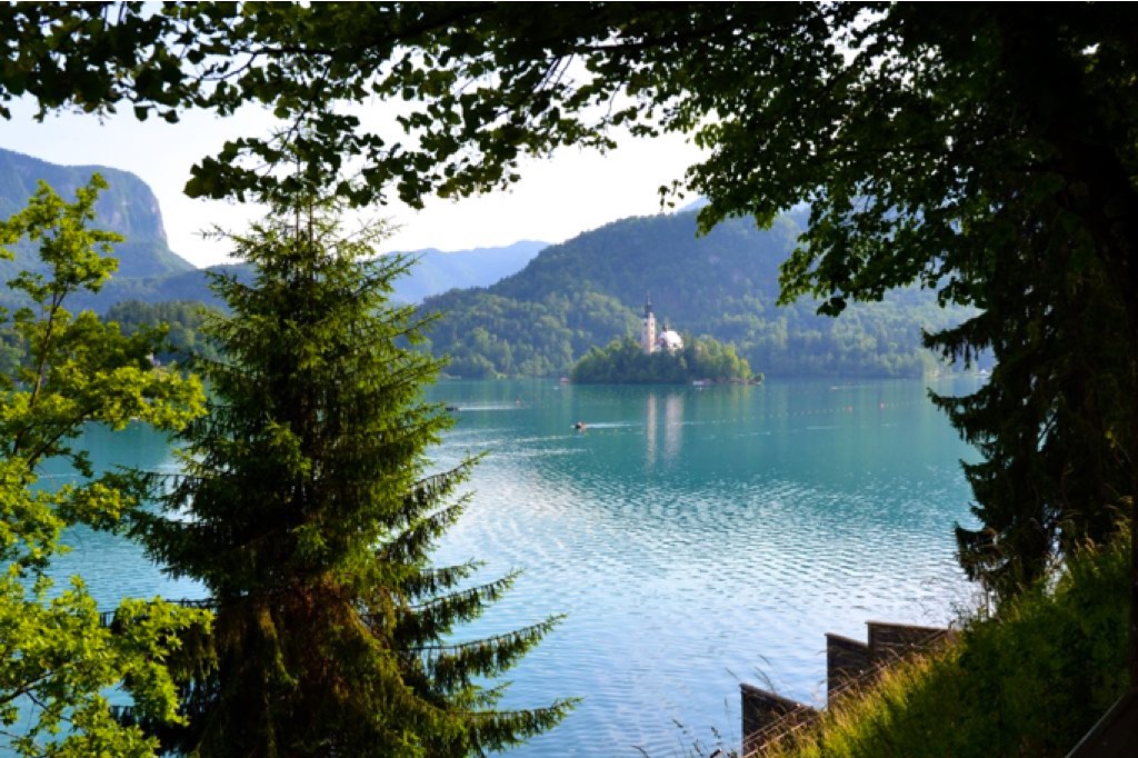 Scorcio del lago di Bled con in mezzo un'isolotto con campanile