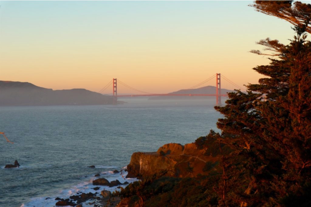 Vista del ponte di San Francisco da lontano al tramonto