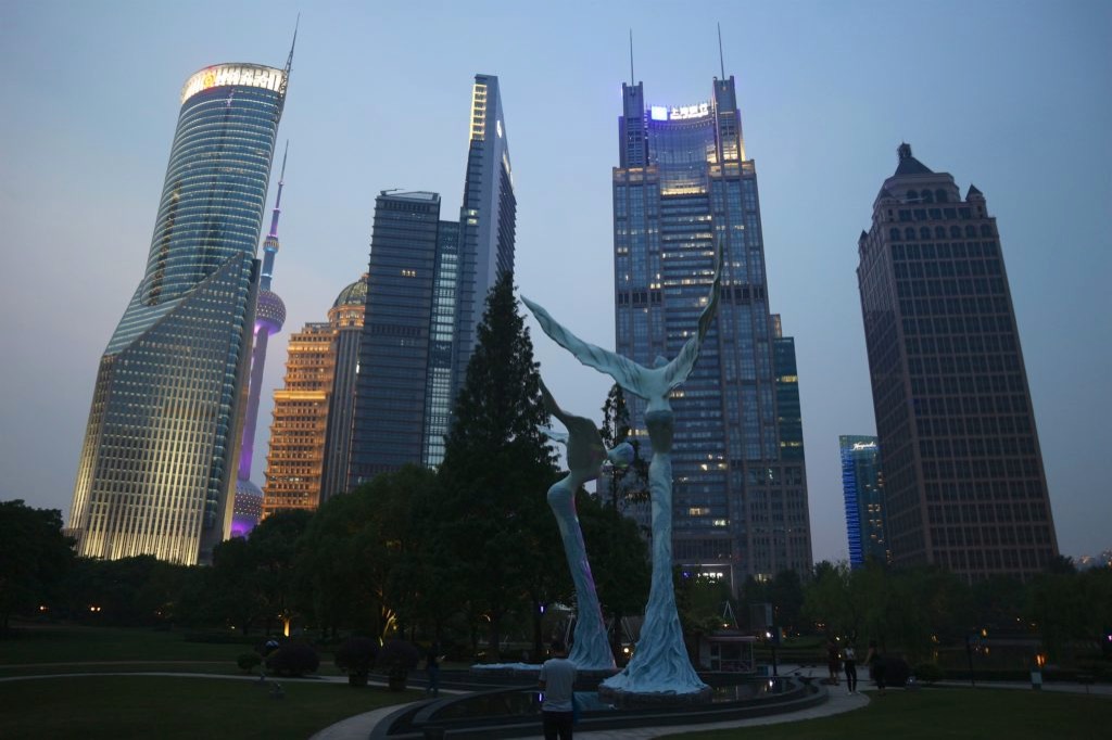 Vista sui grattacieli di Shanghai da un parco, al crepuscolo