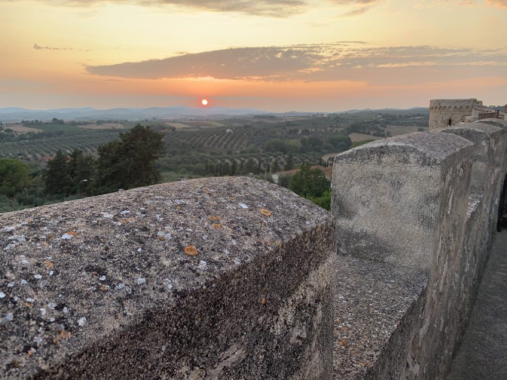 Tramonto sui campi in Toscana visto dalle mura di Magliano