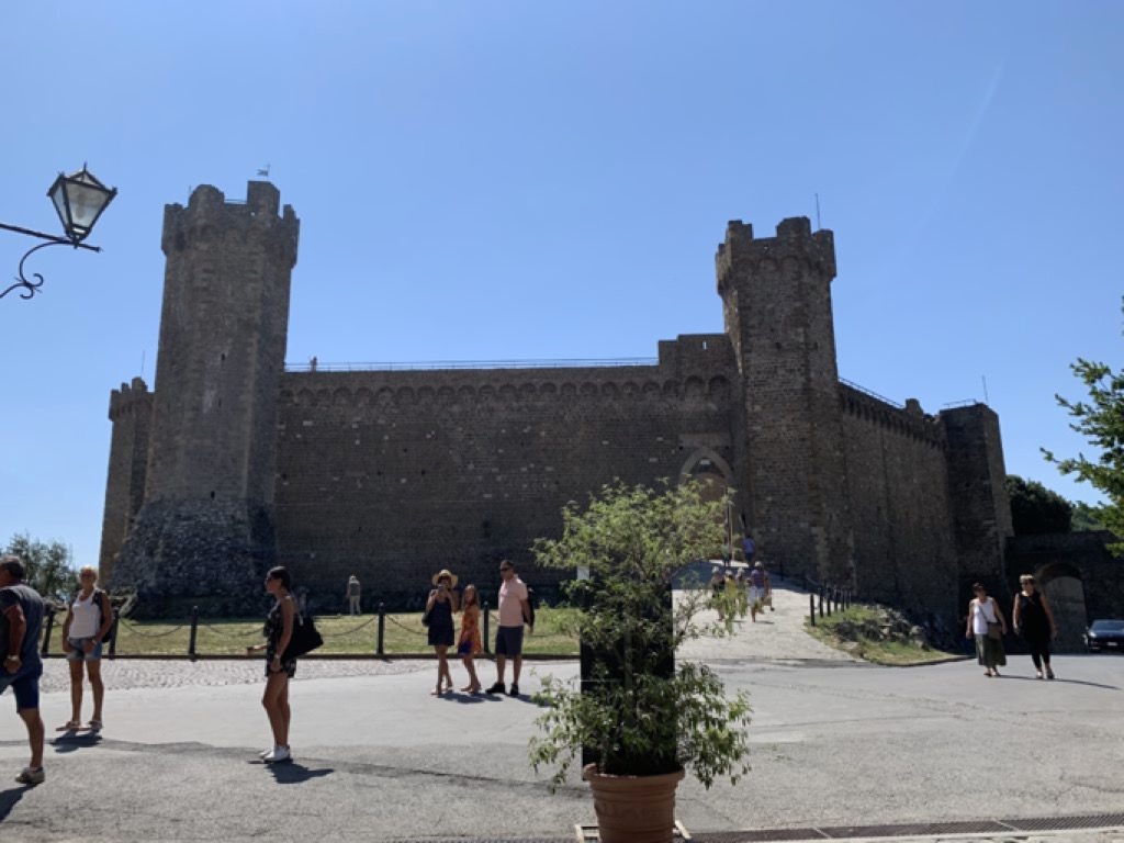 La fortezza di Montalcino vista dalla via principale