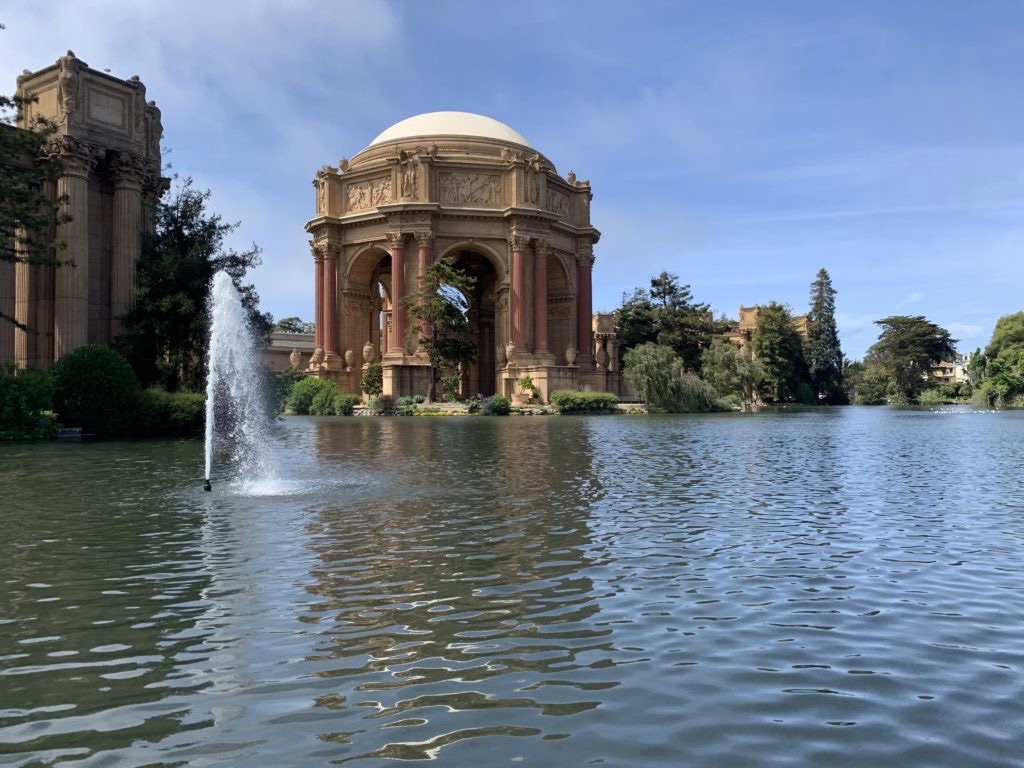 Palazzo in stile neoclassico a pianta tonda che affaccia su un lago artificiale con una fontana