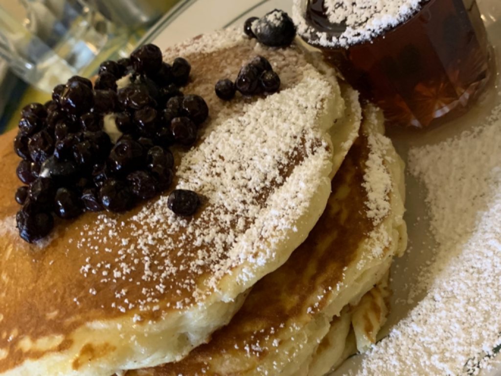 Pancake con mirtilli e zucchero a velo