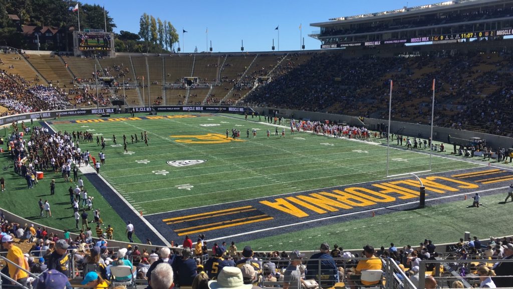 Campo di football americano con pubblico