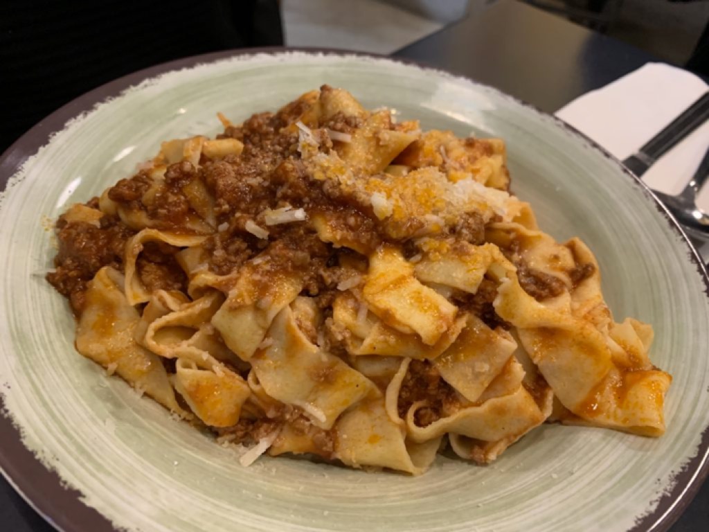 Piatto di pappardelle al ragù