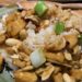 Piatto di riso con pollo e anacardi