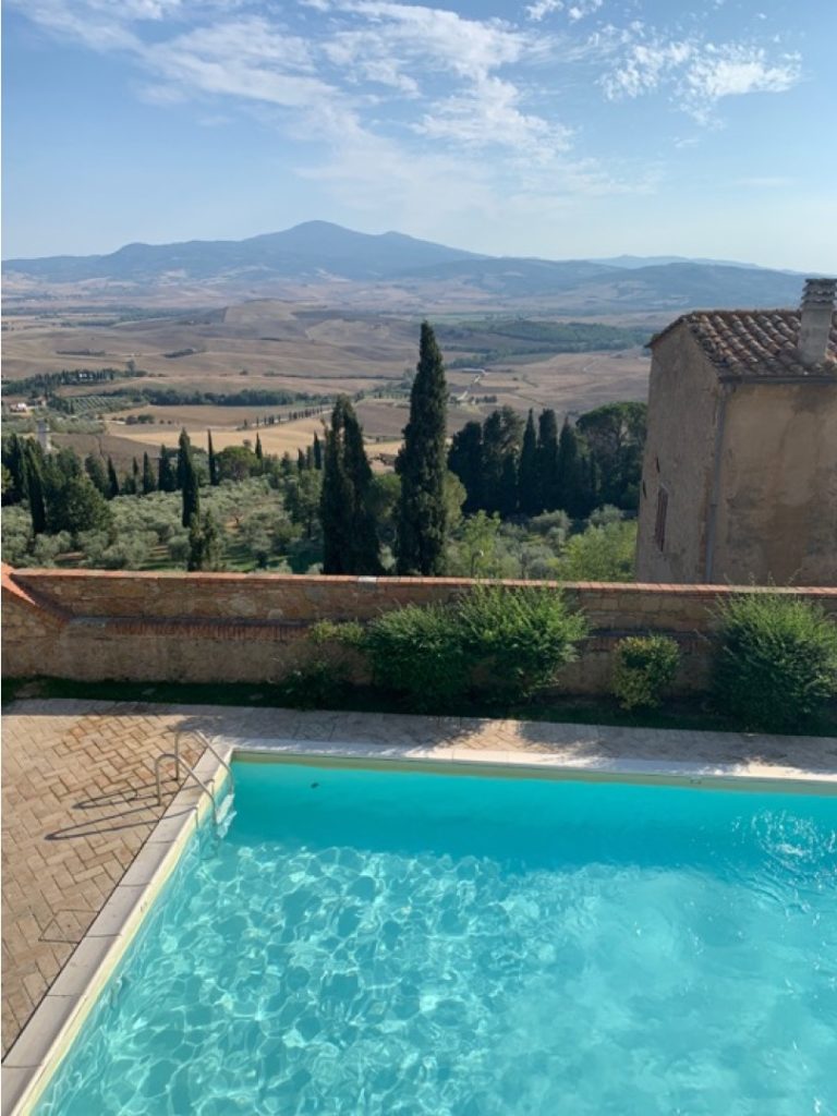 Piscina su una terrazza con vista sulle colline della Val D'Orcia