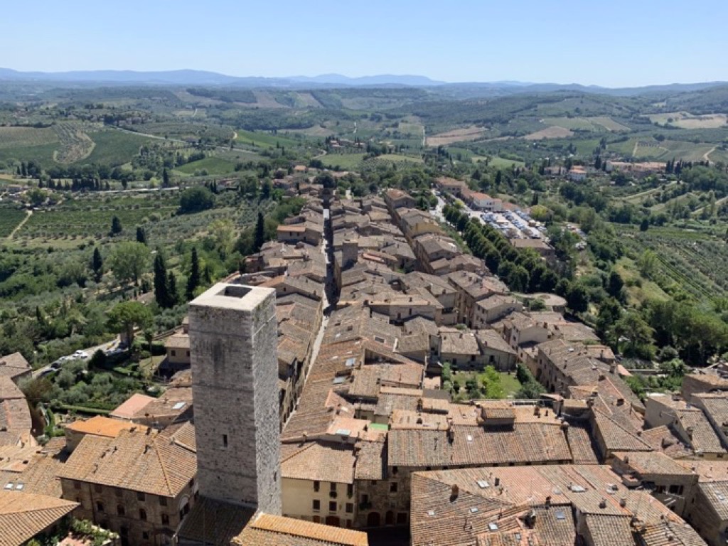 Vista sui tetti di San Gimignano circondata dalle campagne in una giornata di sole