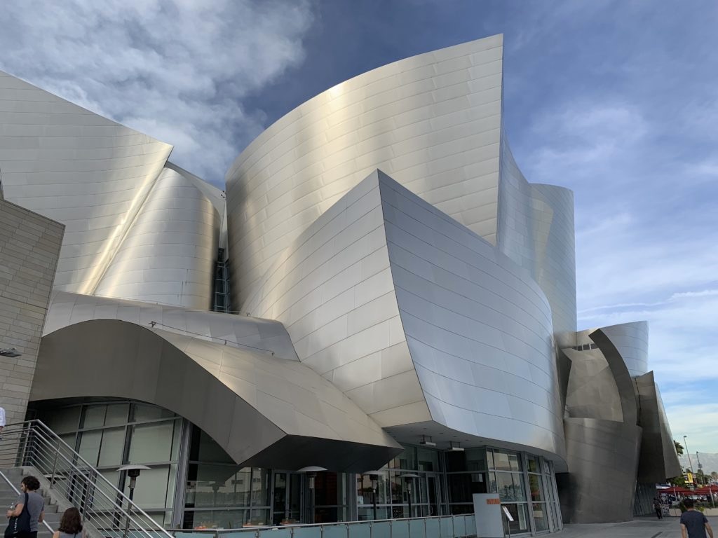 Architettura moderna in argento della Walt Disney Concert Hall a Los Angeles