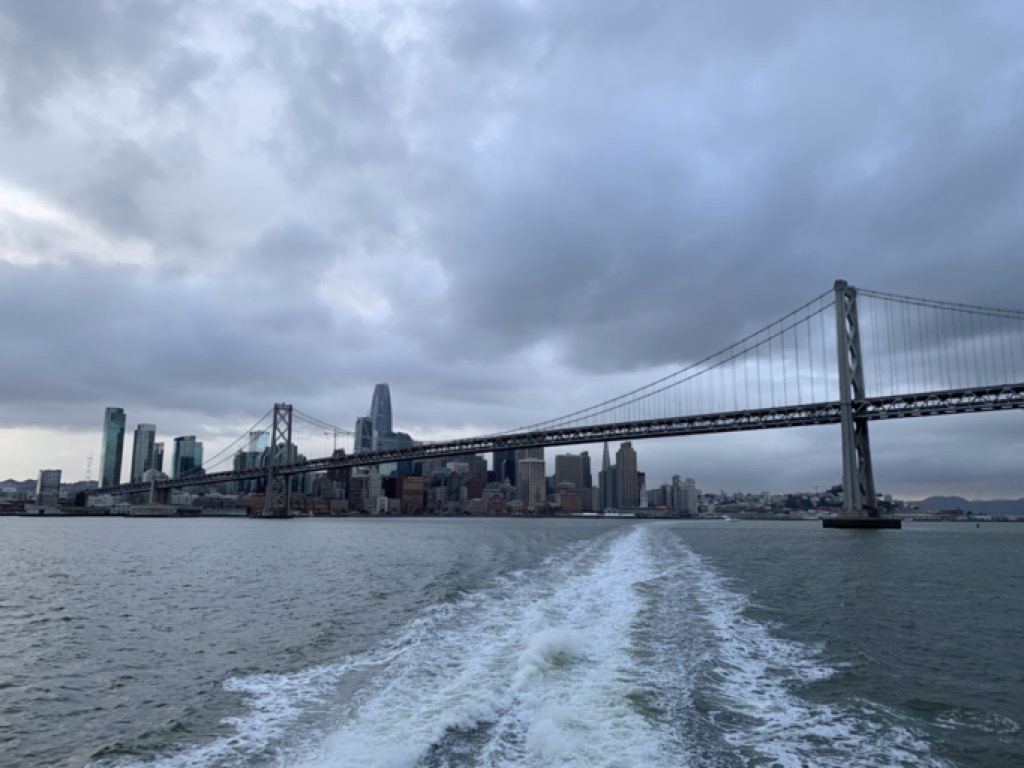 Vista della città di San Francisco e di un ponte dal traghetto
