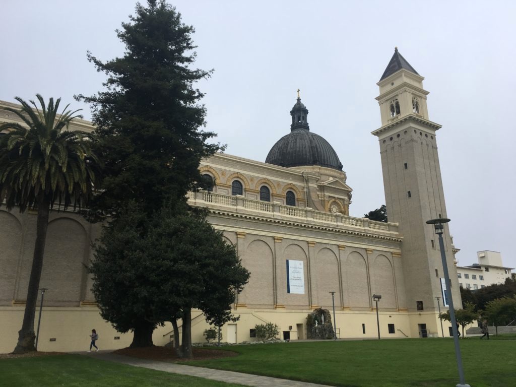 Edificio con campanile di fronte a un prato