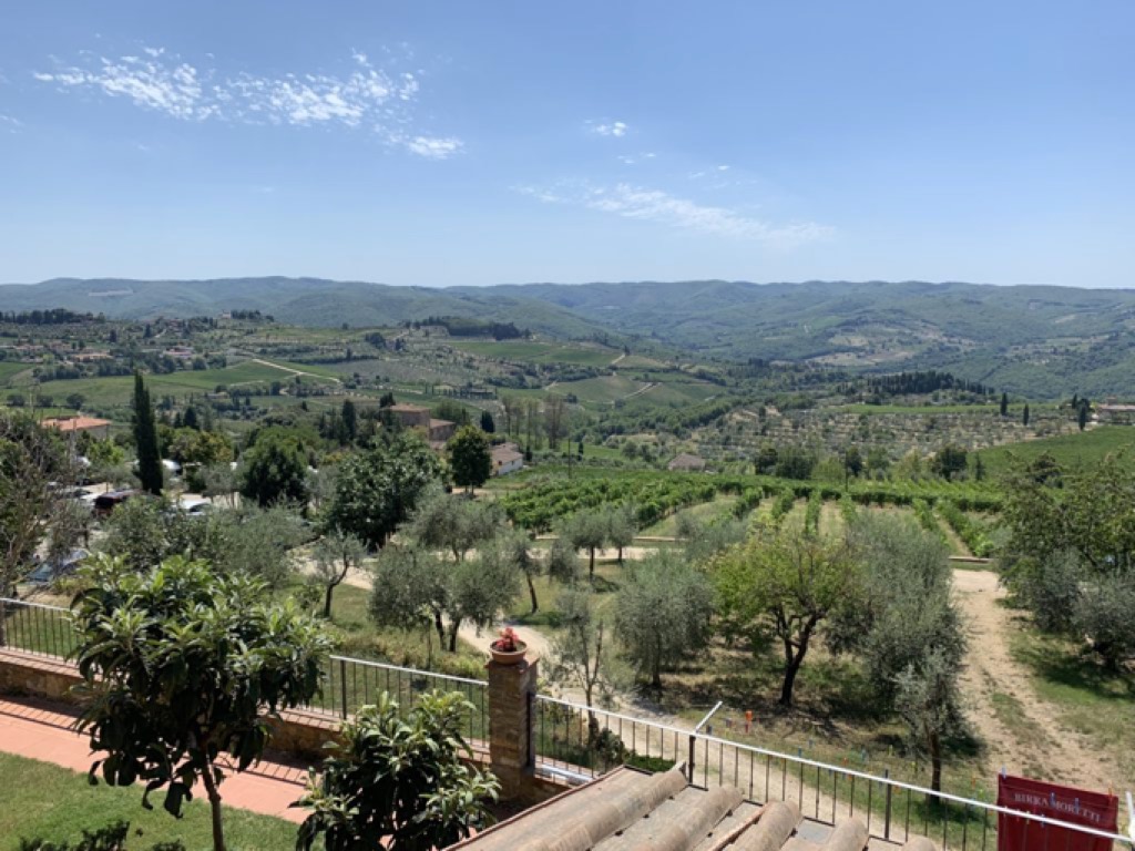 Terrazza che si affaccia sulle vigne della Toscana