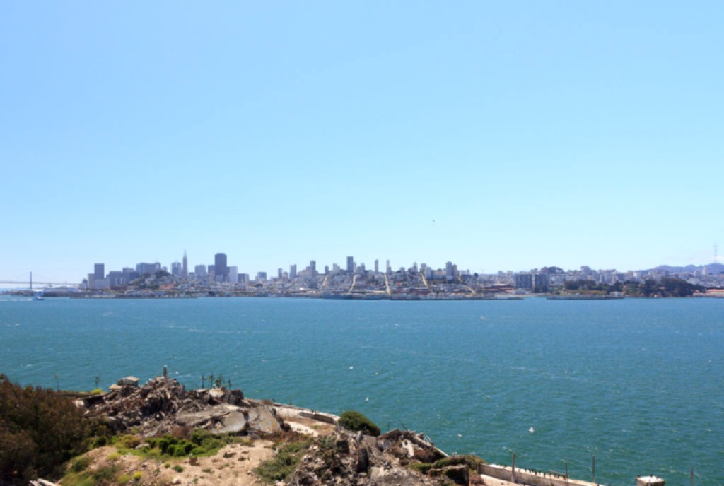 San Francisco all'orizzonte, davanti il mare visto dall'isola di Alcatraz