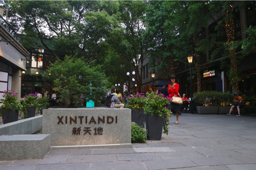 Scorcio di un'elegante via del quartiere di Xīntiāndì a Shanghai