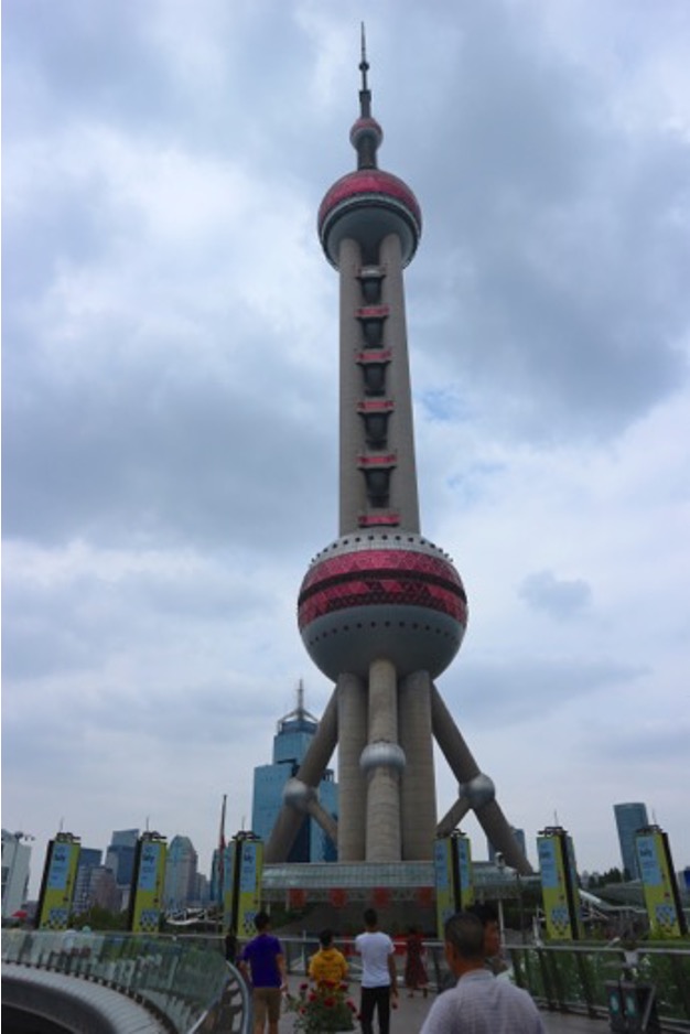 La torre televisiva di Shanghai vista dal basso con il cielo nuvoloso
