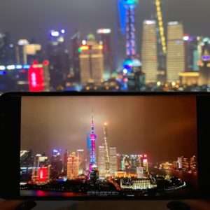 Vista della fotocamera di un telefono che riprende il panorama dei grattacieli di Shanghai