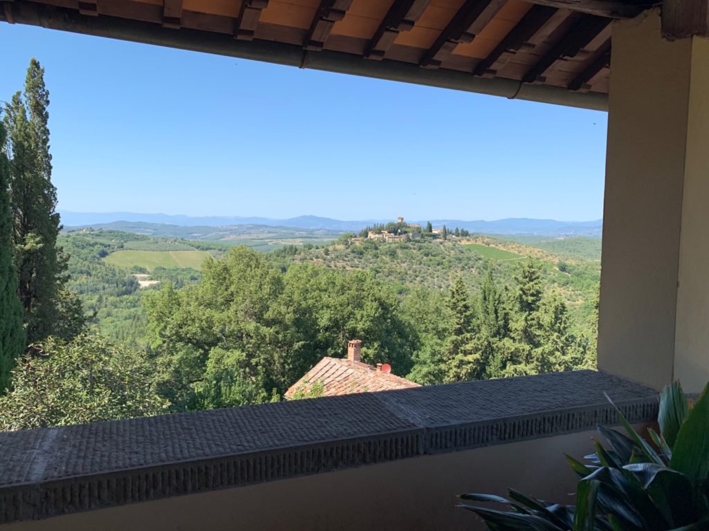 Vista sulle colline della Toscana da una terrazza