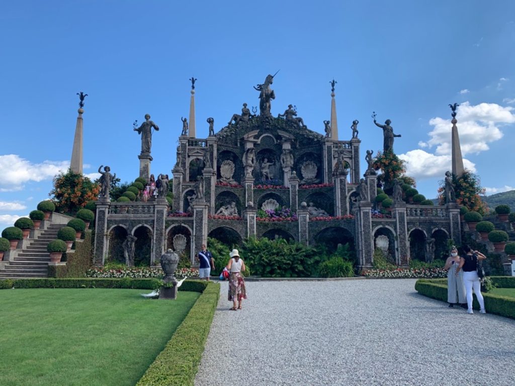 Monumento barocco che ricrea un anfiteatro nei giardini del Palazzo Borromeo