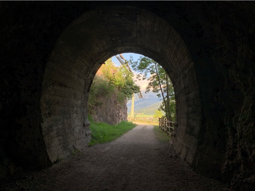 Fine di un tunnel che dà sulla montagna