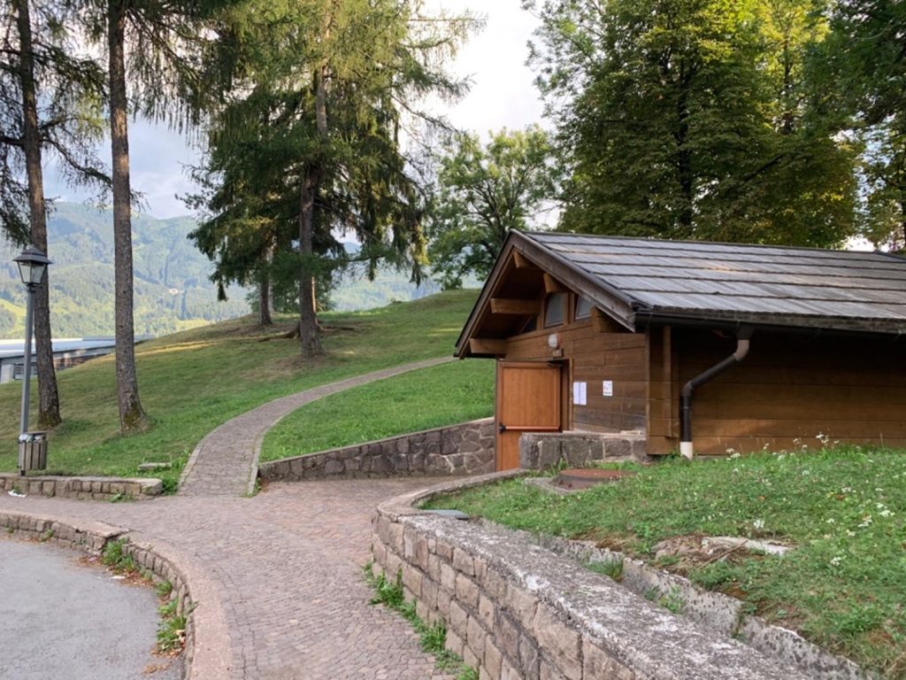 Casetta ai piedi di una collina verde