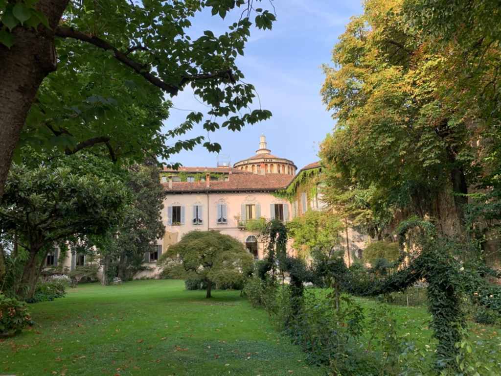 Vista di un giardino e di una cupola di una chiesa in lontananza