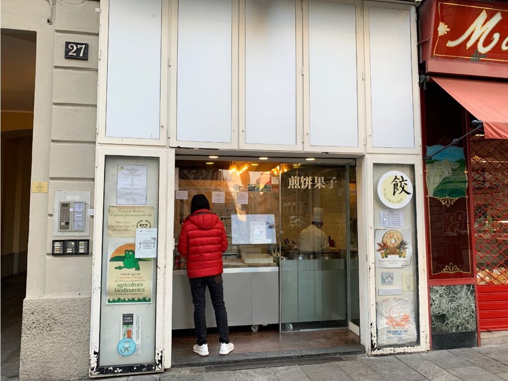 Vetrina street food cinese in via Paolo Sarpi