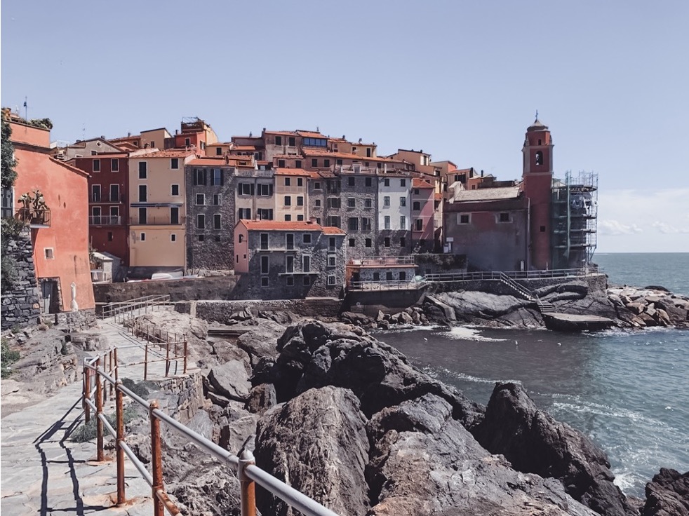 Gli edifici del borgo di Tellaro sul mare