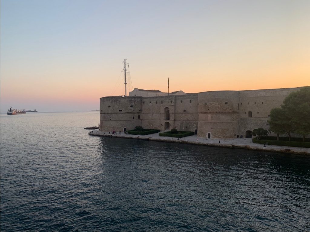 Fortezza a strapiombo sul mare all'ora del tramonto