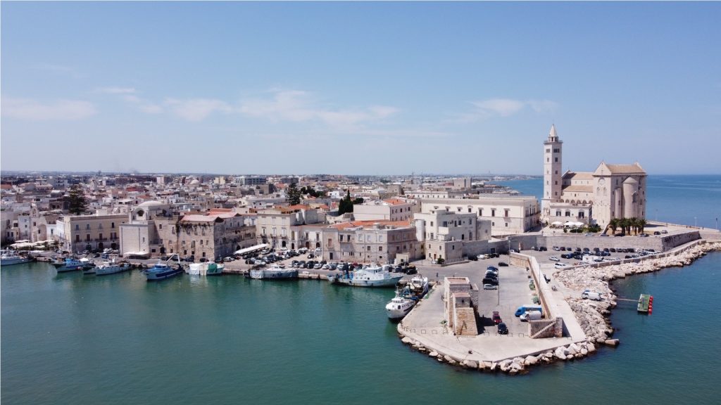 Vista dall'alto del porto di Trani e della sua Cattedrale