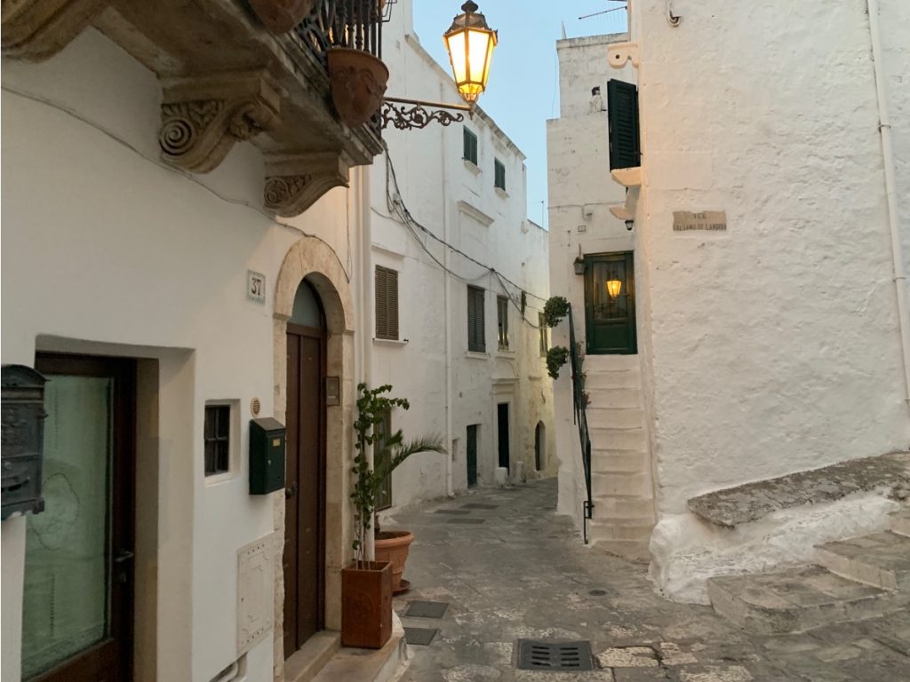 Vie tra palazzi bianchi ad Ostuni
